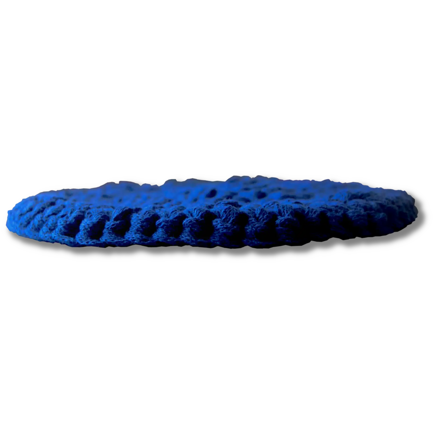 Sininen virkattu liitokiekko - pehme&auml; frisbee - kuvattu sivusta.