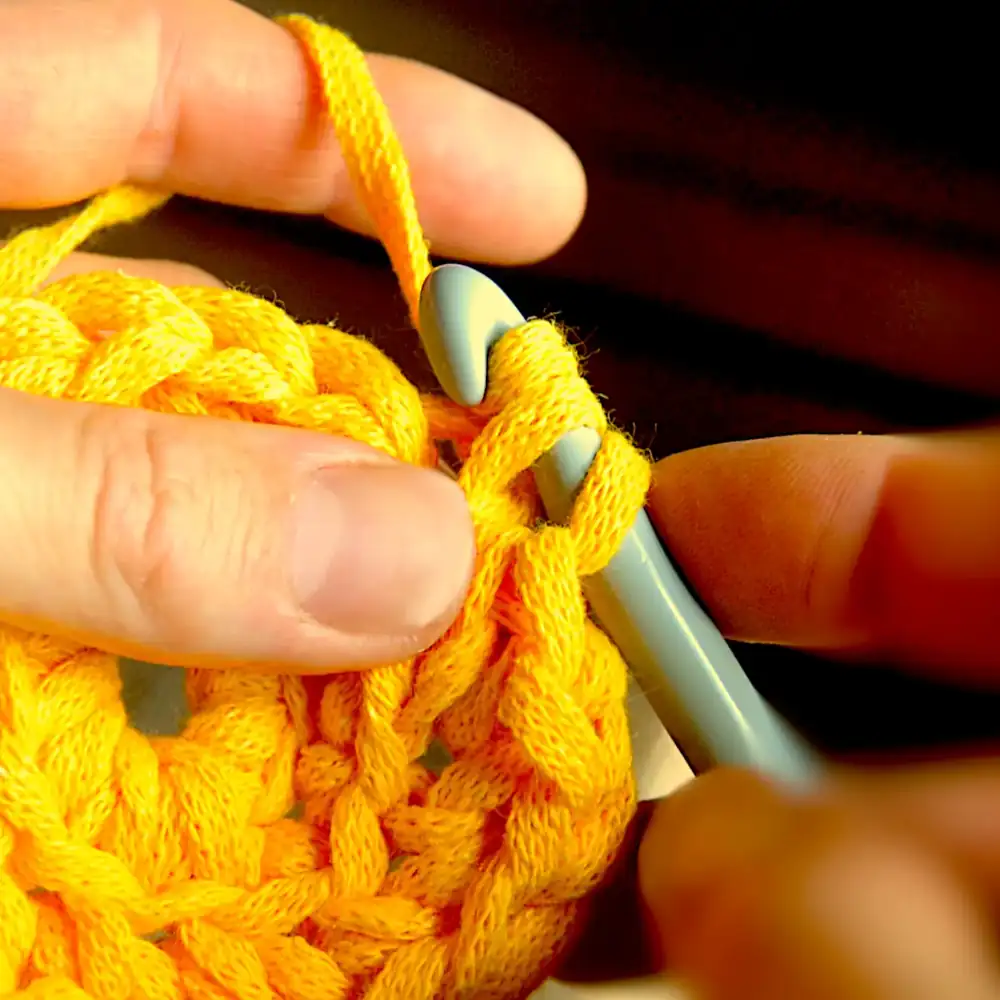 Tekstiilityötä käsin