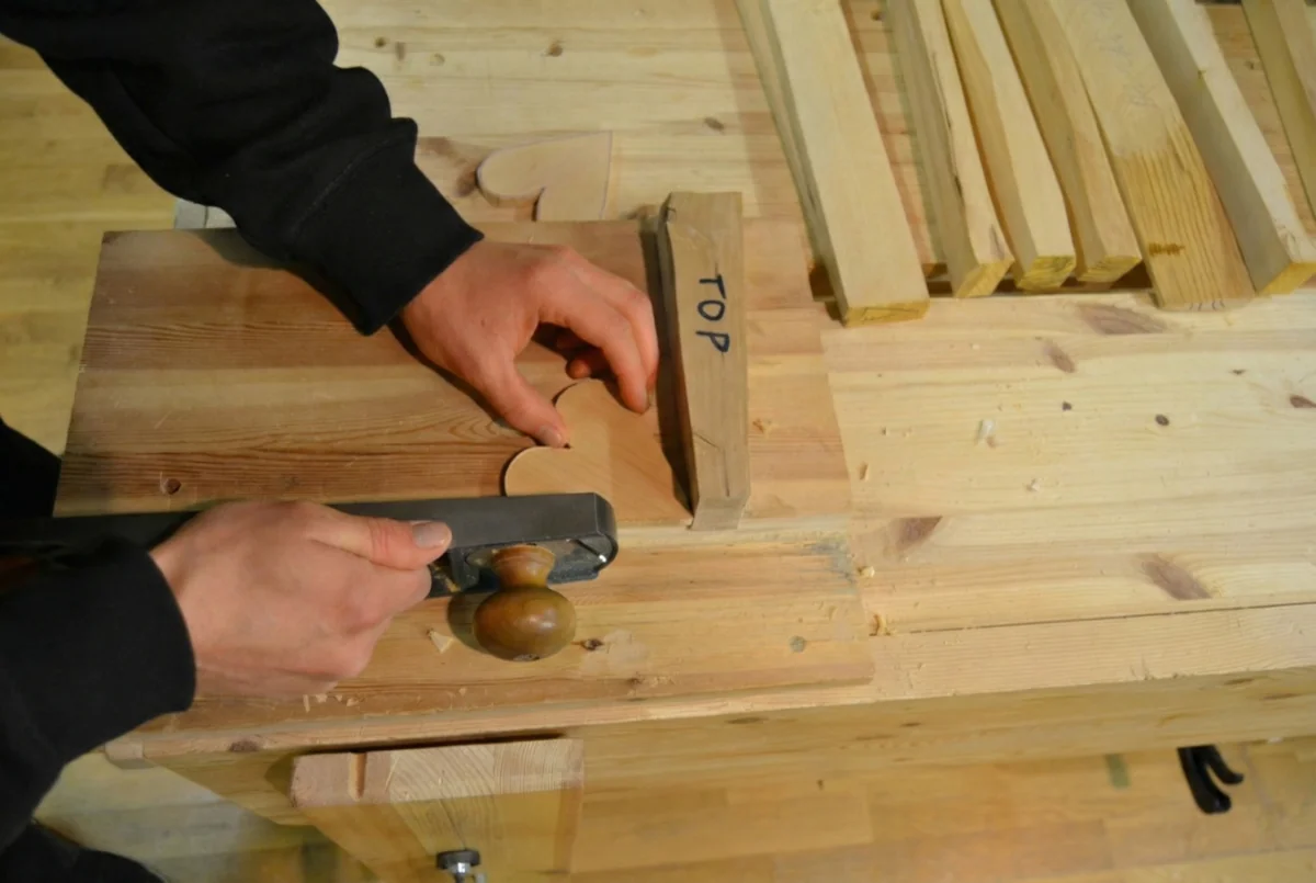 Puuseppä höyläämässä verstaalla