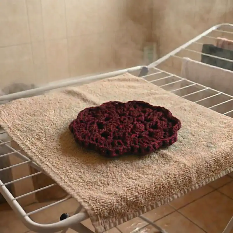 Virkattu pannunalunen pöydällä