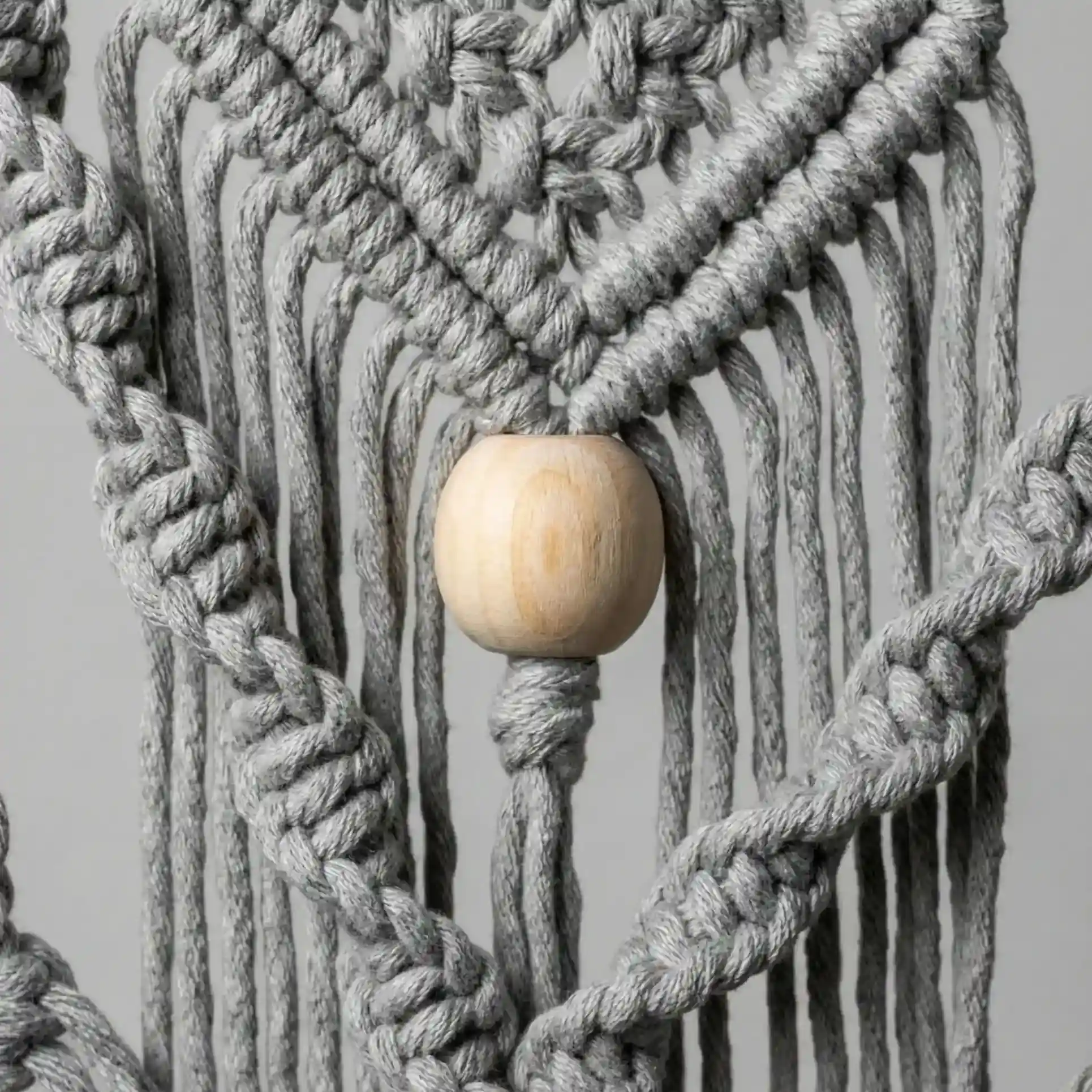 Makramee-sein&auml;vaate Oksalla &ndash; Suoja